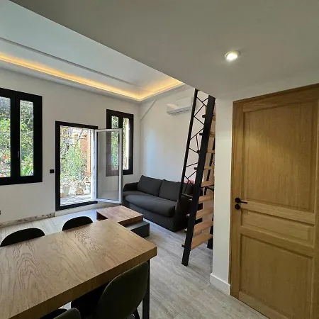 Elegant With Mezzanine, Center 아파트 *