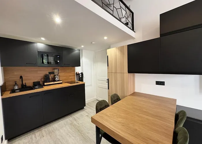 Elegant With Mezzanine, Center *