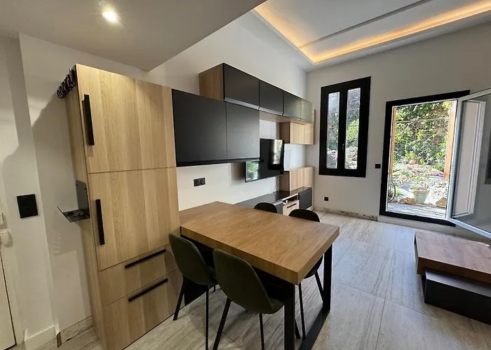 Elegant With Mezzanine, Center * 昂蒂布