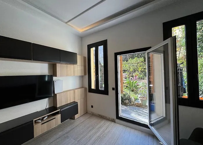 Elegant With Mezzanine, Center * 昂蒂布