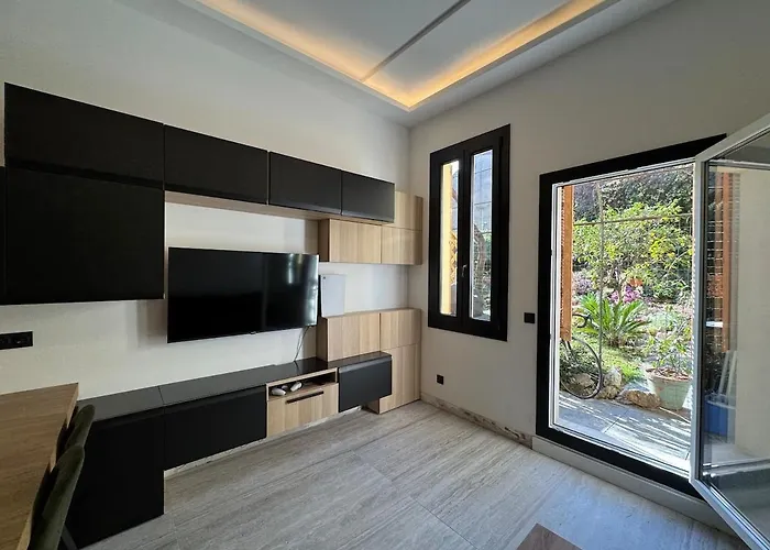 Elegant With Mezzanine, Center 公寓